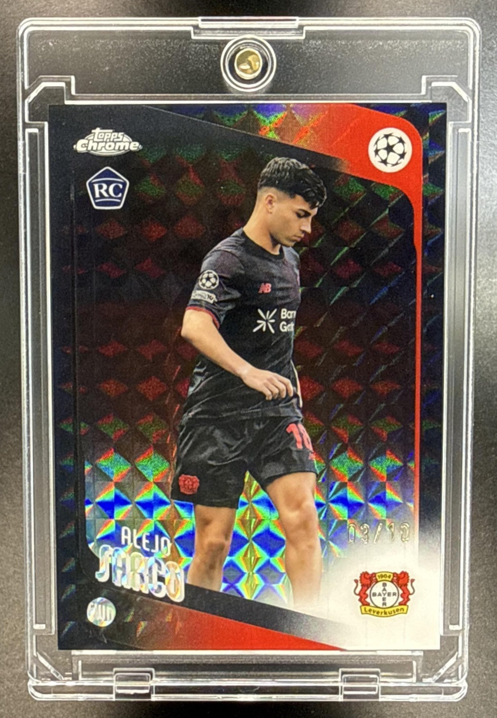 Alejo Sarco Topps Chrome UCC 2025-26 Black Geo /10 RC Bayer 04 Leverkusen